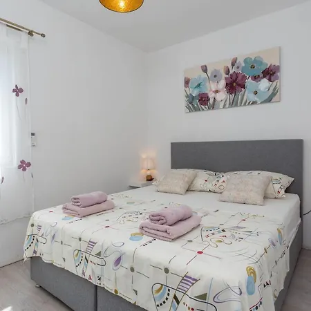 Modern Center Apartment *